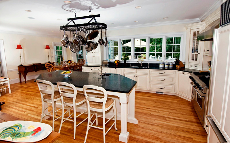 A beautiful kitchen with a kitchen island with potrack, a sink and seating
